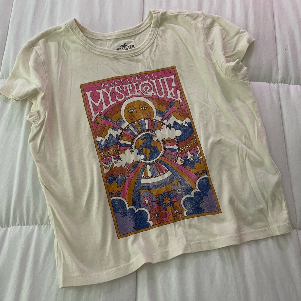 EUC Hollister cropped baby tee in off white. Size medium